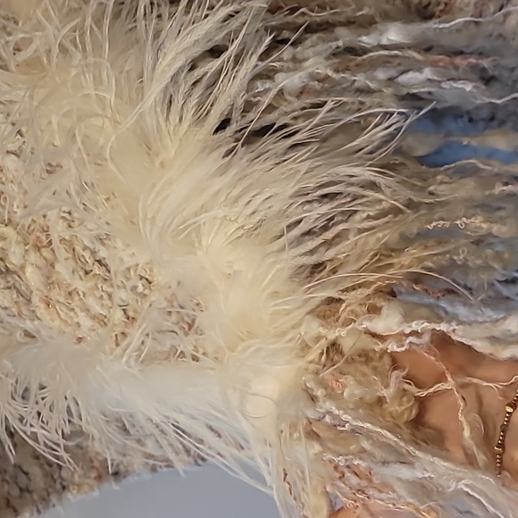 Thick fuzzy shawl with feather - Picture 7 of 11